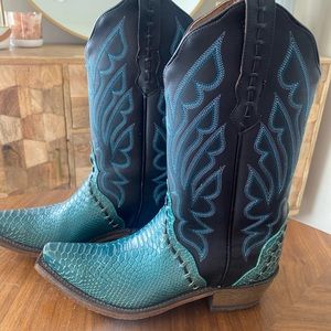 Never worn. No tags or box.